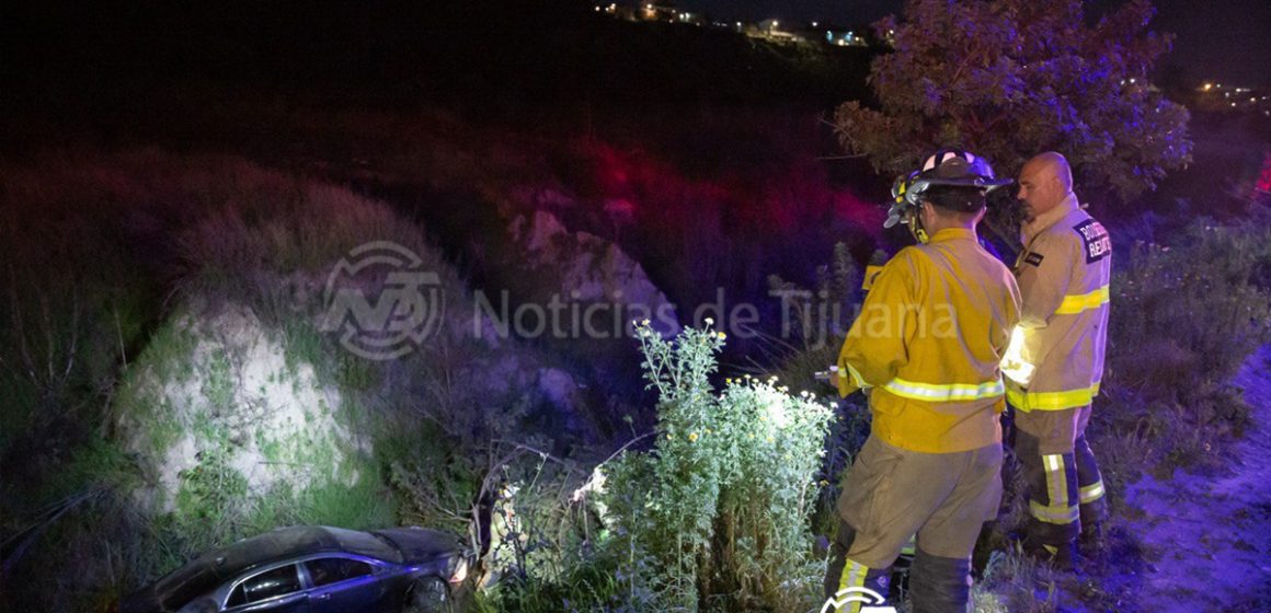 Conductora resulta lesionada tras caer a un arroyo en el Libramiento Sur
