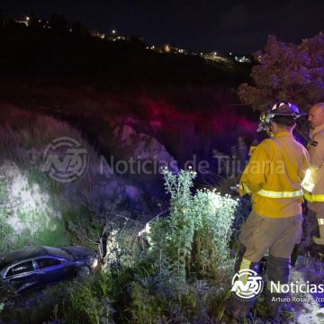 Conductora resulta lesionada tras caer a un arroyo en el Libramiento Sur