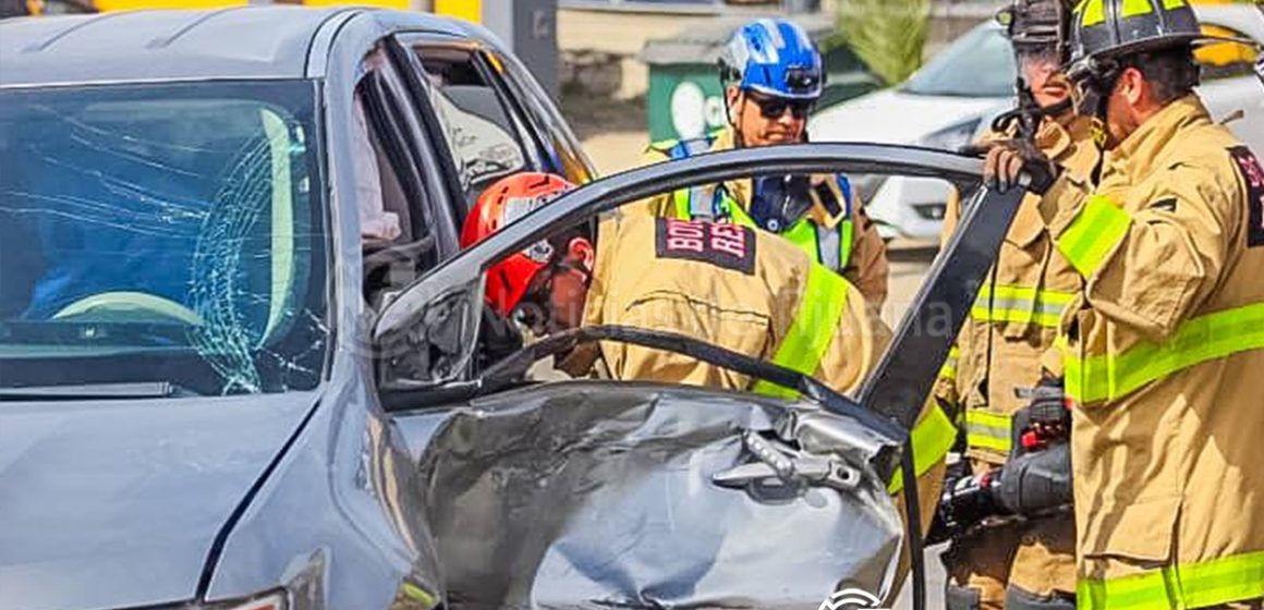 Mujer termina prensada tras fuerte choque en el “2000”; hay tres heridos