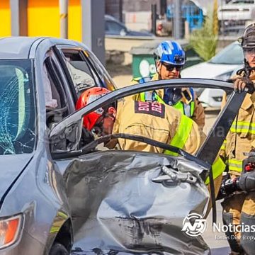 Mujer termina prensada tras fuerte choque en el “2000”; hay tres heridos