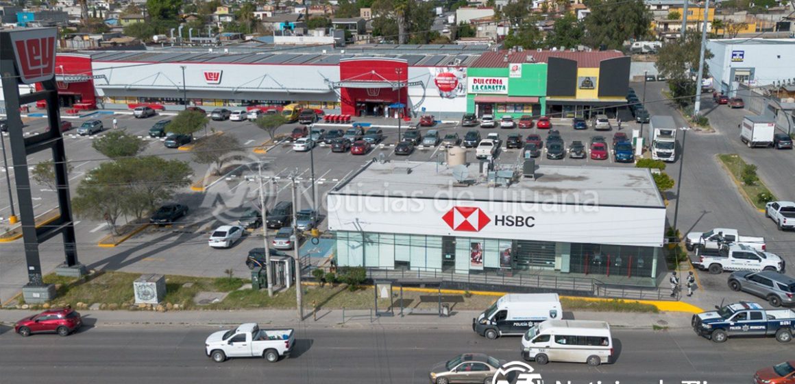 Sujeto armado asalta banco HSBC y escapa en motocicleta
