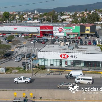 Sujeto armado asalta banco HSBC y escapa en motocicleta