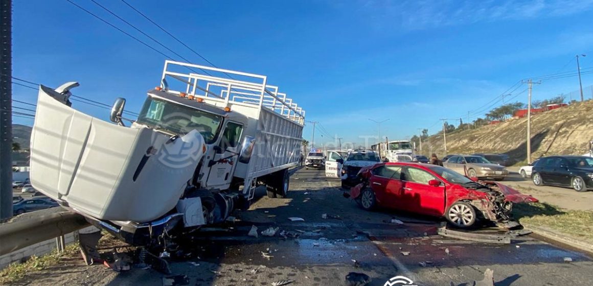 Vehículo particular golpea camión y se estrella contra patrulla FESC