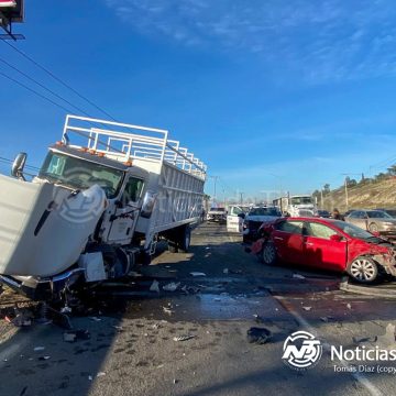 4 Vehículo particular golpea camión y se estrella contra patrulla FESC