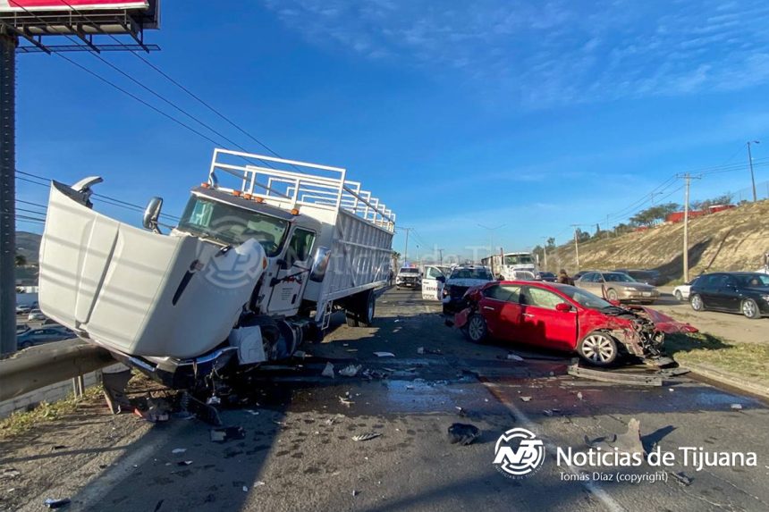 Vehículo particular golpea camión y se estrella contra patrulla FESC