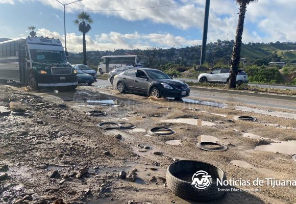 Lodo y escombros afectan circulación en la Vía Rápida rumbo a Zona Centro