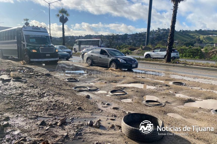 Lodo y escombros afectan circulación en la Vía Rápida rumbo a Zona Centro
