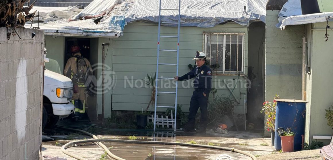 Fuerte incendio arrasa con bodegas en la colonia 20 de Noviembre