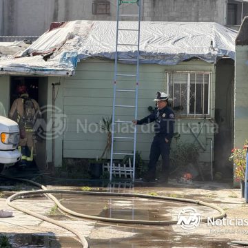 Fuerte incendio arrasa con bodegas en la colonia 20 de Noviembre