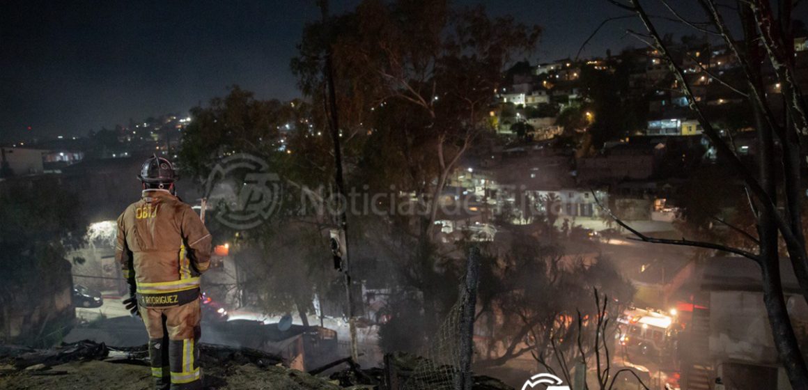 Incendio arrasa con varias viviendas y deja a un bombero lesionado