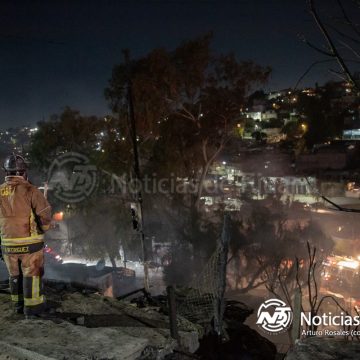 Incendio arrasa con varias viviendas y deja a un bombero lesionado