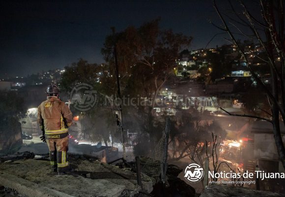 Incendio arrasa con varias viviendas y deja a un bombero lesionado
