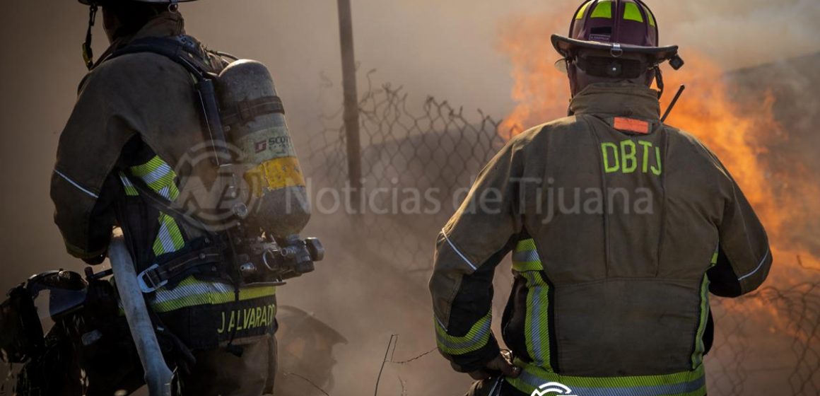 Incendio por fuga de gas en villas, deja lesionados, bomberos y un abuelito entre ellos