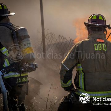 Incendio por fuga de gas en villas, deja lesionados, bomberos y un abuelito entre ellos