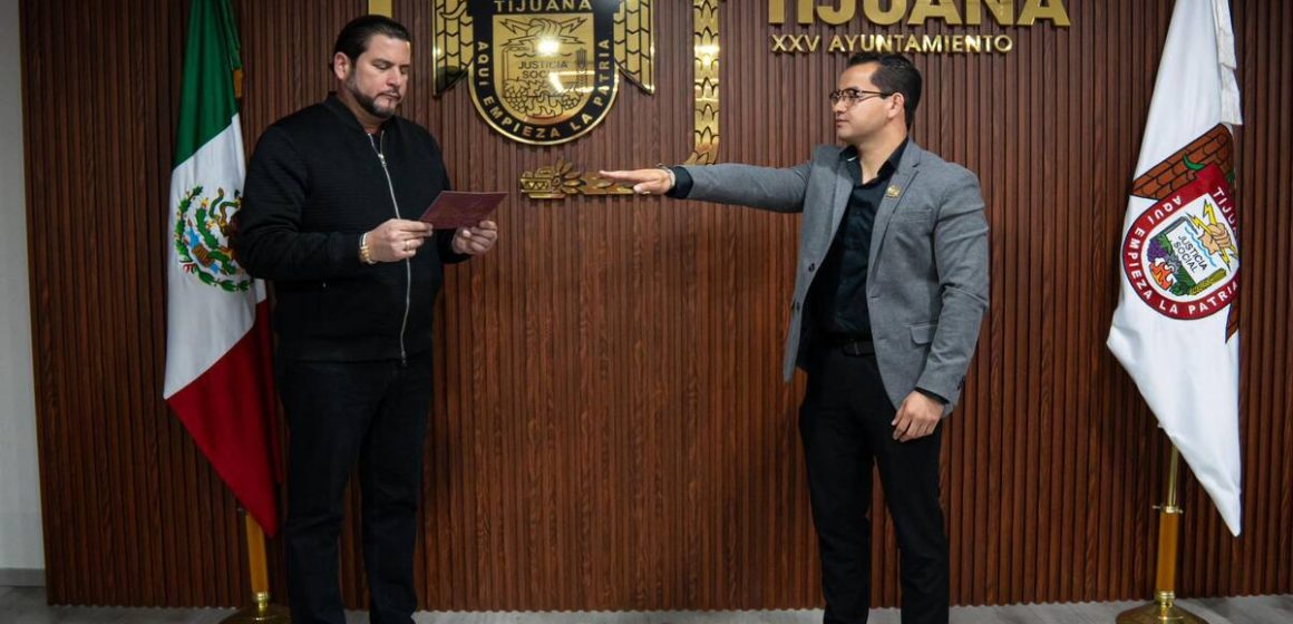 Ismael Burgueño toma protesta a nuevo secretario particular del Ayuntamiento