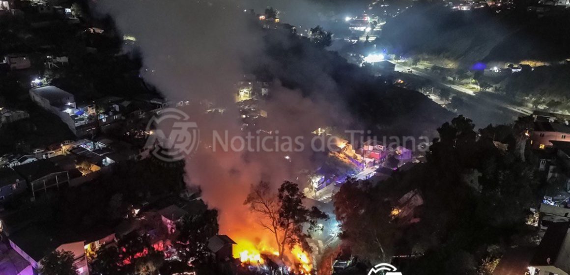 Incendio arrasa vivienda y pone en riesgo a decenas de familias en Tijuana