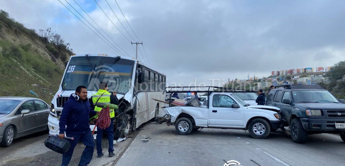 Choque entre seis vehículos y un camión de personal paraliza el tráfico en el “2000”