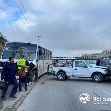 9 Choque entre seis vehículos y un camión de personal paraliza el tráfico en el “2000”
