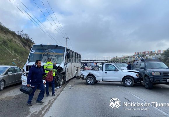 Choque entre seis vehículos y un camión de personal paraliza el tráfico en el “2000”