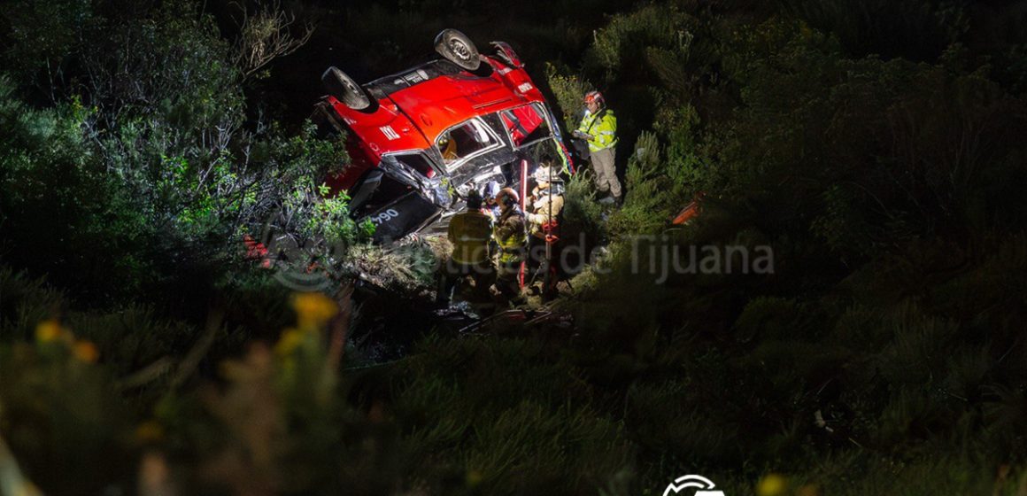 Taxista cae a barranco en el Libramiento Sur; resulta con fracturas en ambas piernas