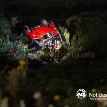 Taxista cae a barranco en el Libramiento Sur; resulta con fracturas en ambas piernas