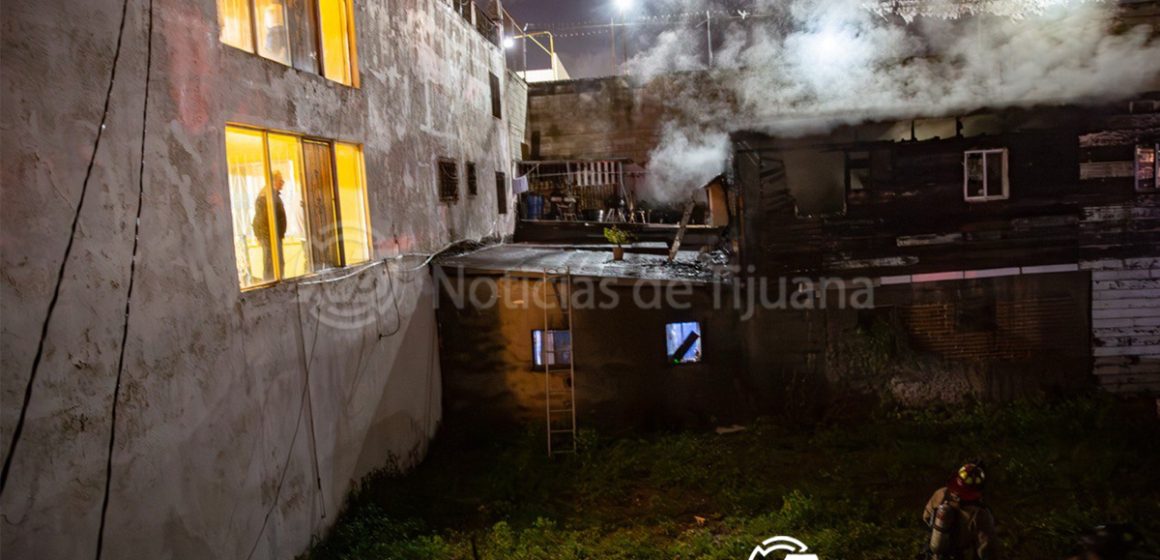 Arde cuartería en la Zona Norte; desalojan a residentes y no hay heridos