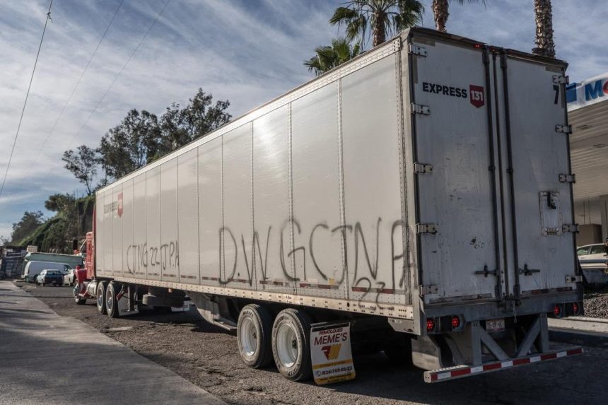 Narcomantas en secundarias y tráiler abandonado en Tijuana desatan movilización de seguridad