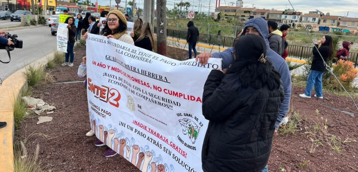 Docentes y padres de familia de la Secundaria General No. 33 se manifestaron para exigir pagos pendientes y la asignación de maestros en el plantel.