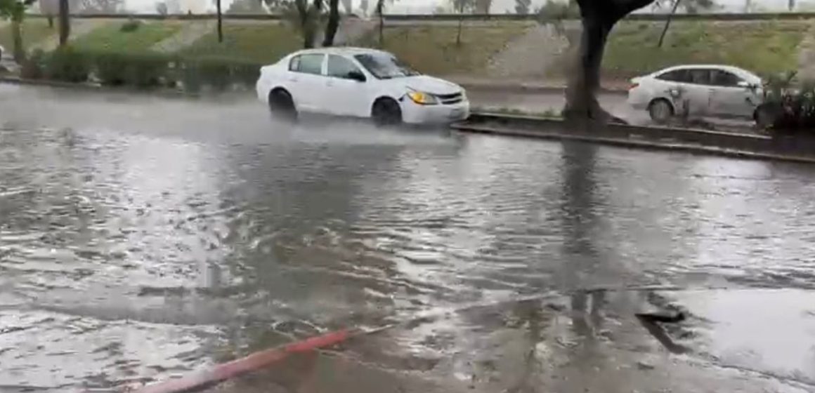 Encharcamientos en distintas vialidades y daños menores en infraestructura escolar fueron parte de las afectaciones tras las lluvias registradas en Tijuana.