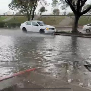 Encharcamientos en distintas vialidades y daños menores en infraestructura escolar fueron parte de las afectaciones tras las lluvias registradas en Tijuana.