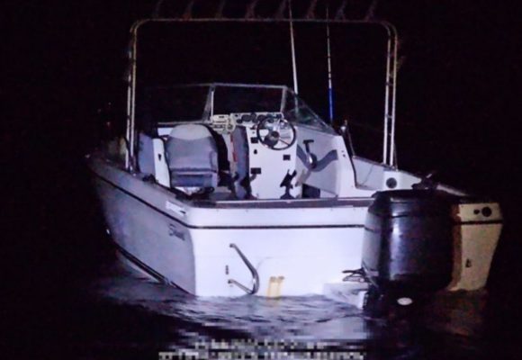 Embarcación de rescate de la Armada de México durante un operativo de auxilio marítimo frente a costas de Ensenada.