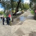 Vecinos señalaron que durante años solicitaron la construcción de un puente y la canalización del arroyo donde ocurrió el accidente fatal.