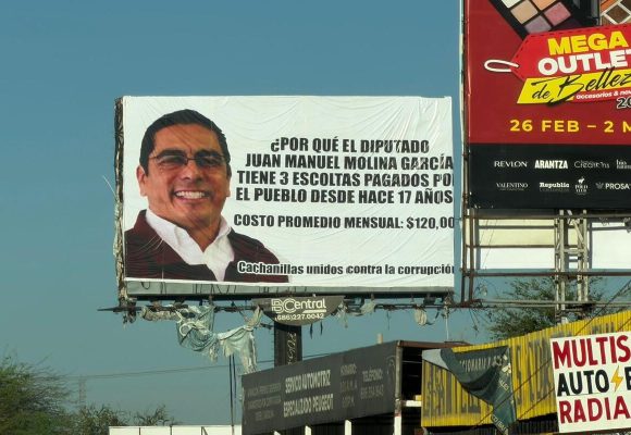 Colocan espectaculares contra diputado Juan Manuel Molina por presunto uso de escoltas