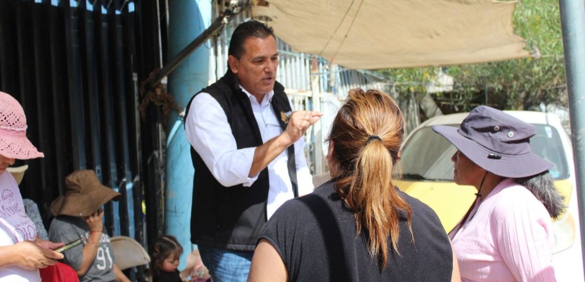 Regidor Arturo Aguirre recorre la colonia Batalla Nacional para atender peticiones ciudadanas