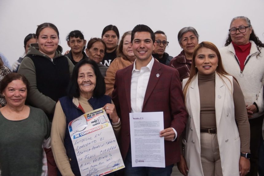 Román Cota formaliza entrega del Centro Comunitario Cucapah a vecinos de Tecate