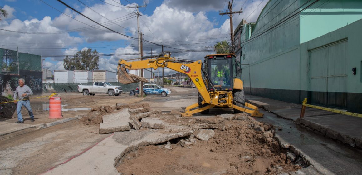 CESPT trabaja en la rehabilitación de calle afectada por hundimiento en la Magisterial