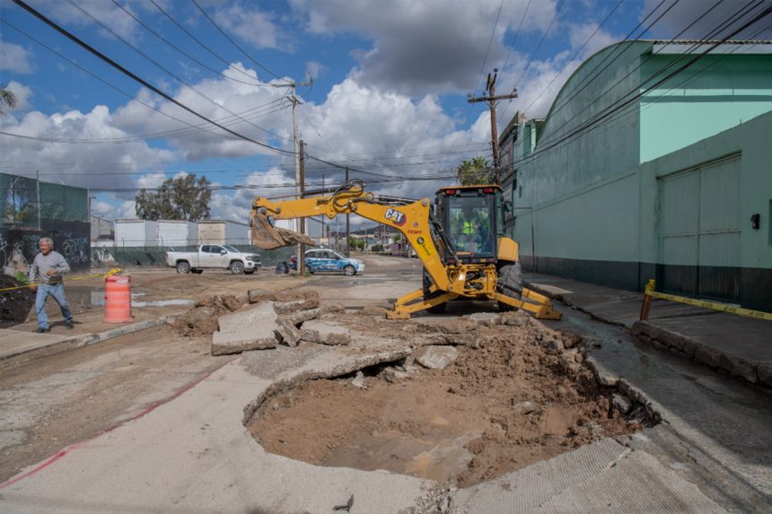 CESPT trabaja en la rehabilitación de calle afectada por hundimiento en la Magisterial