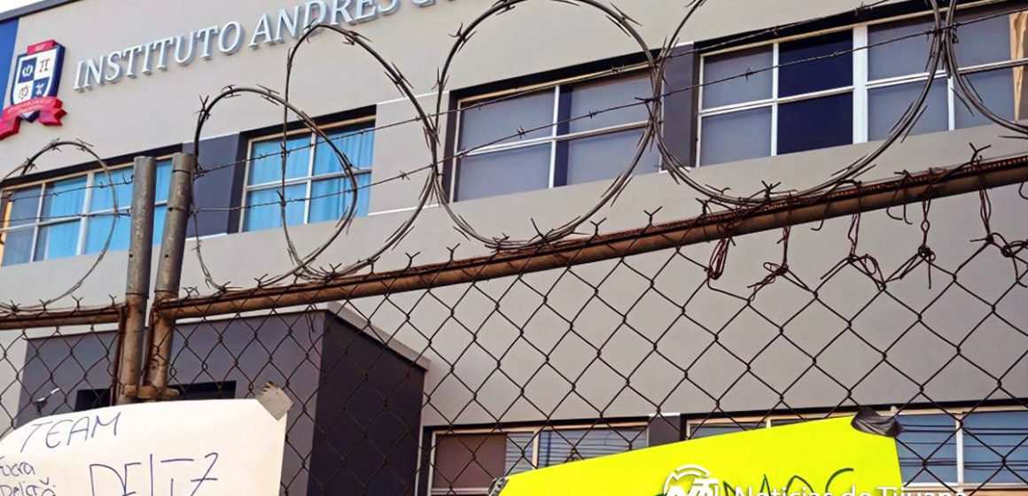 Padres de familia se manifiestan contra administración del Instituto Andrés Guillermo