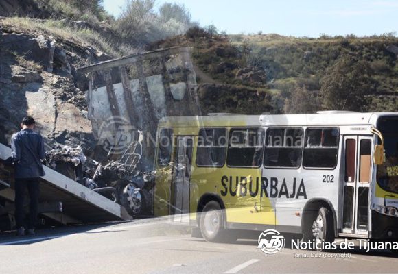 Comando armado incendia vehículos y desata pánico en las carreteras Tijuana–Tecate