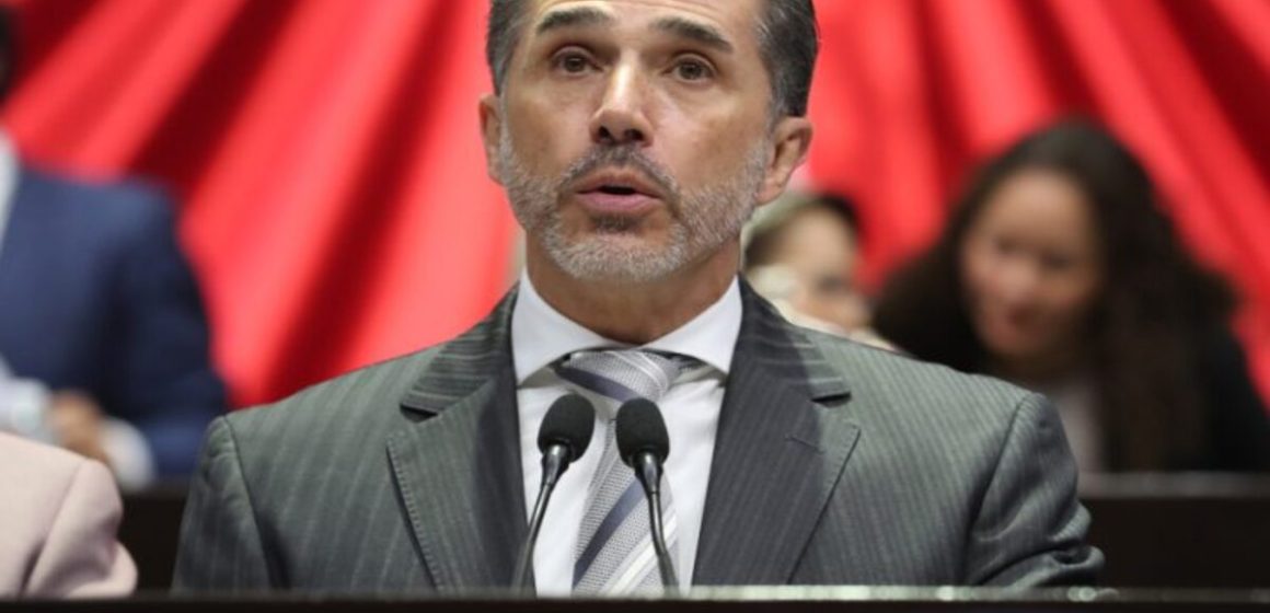 Morena suspende derechos partidarios de Sergio Mayer tras dejar curul para reality show