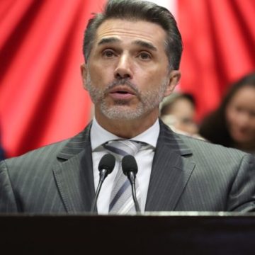 Morena suspende derechos partidarios de Sergio Mayer tras dejar curul para reality show