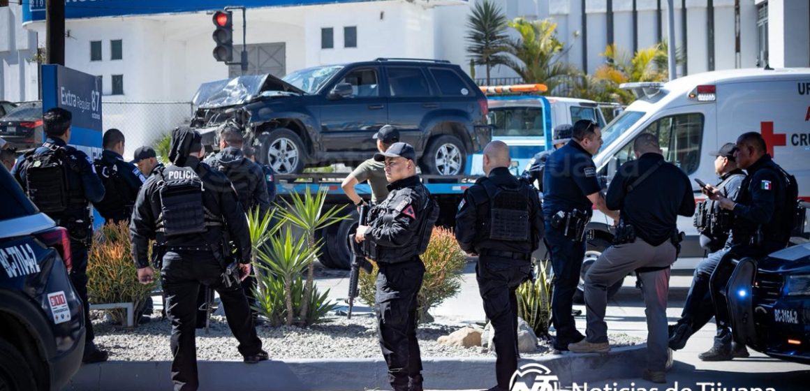 Persecución de presuntos homicidas termina en choque; hay dos detenidos y un civil lesionado