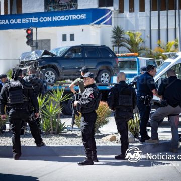 Persecución de presuntos homicidas termina en choque; hay dos detenidos y un civil lesionado