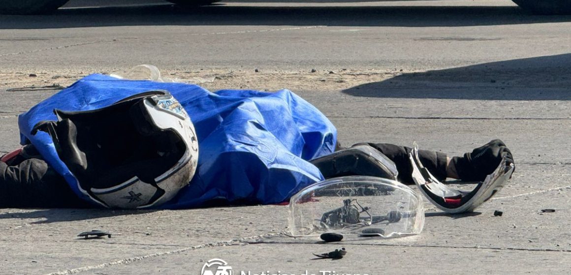 Motociclista muere tras ser arrollado por tráiler en Lázaro Cárdenas