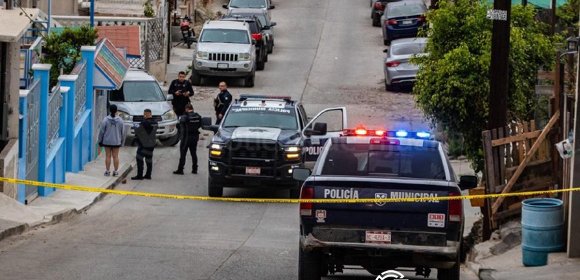 Ejecutan a dos hombres en Sánchez Taboada; ataque armado deja vehículo impactado