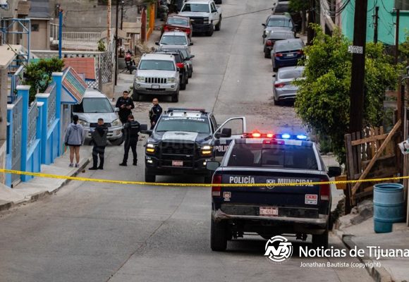 Ejecutan a dos hombres en Sánchez Taboada; ataque armado deja vehículo impactado
