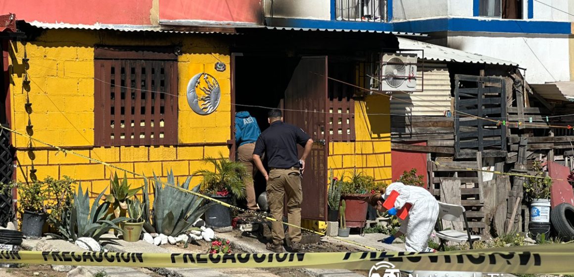 Mujer fallece carbonizada en incendio de casa en Urbi