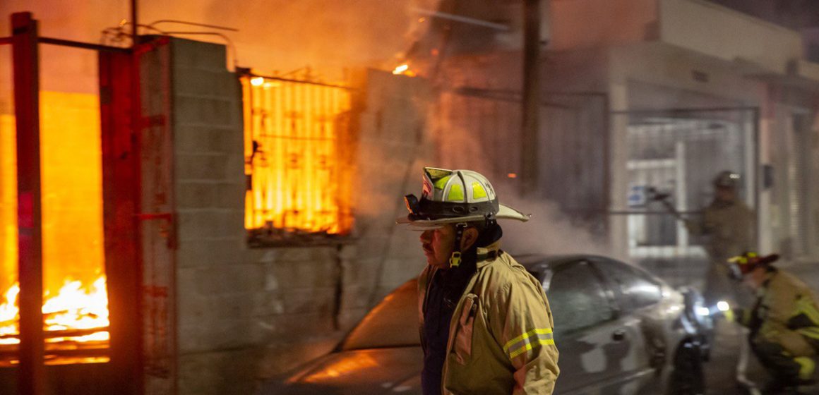 Vecinos sofocan incendio en vivienda improvisada