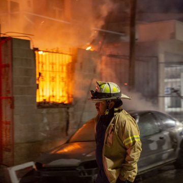 04 Vecinos sofocan incendio en vivienda improvisada