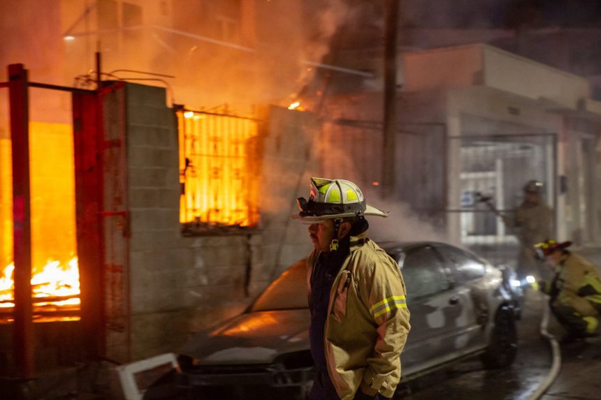 Vecinos sofocan incendio en vivienda improvisada